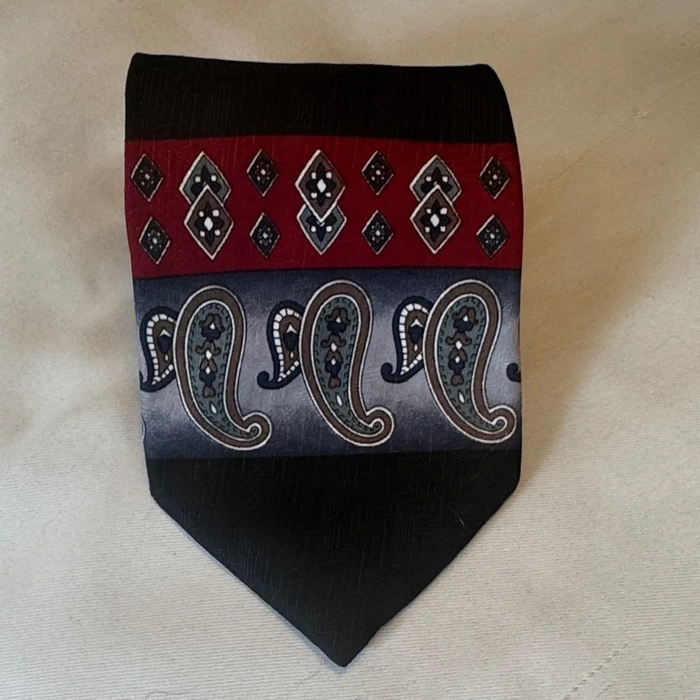 Vintage Town Craft Paisley Men's Tie in Red and Black extra long 62 in
